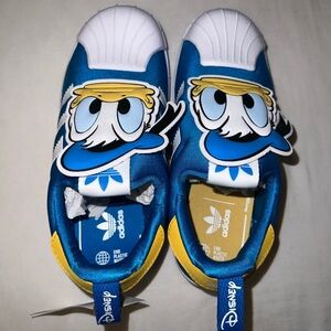Adidas Kids Disney Donald Duck.
Blue & White. 
New no box
Size 2